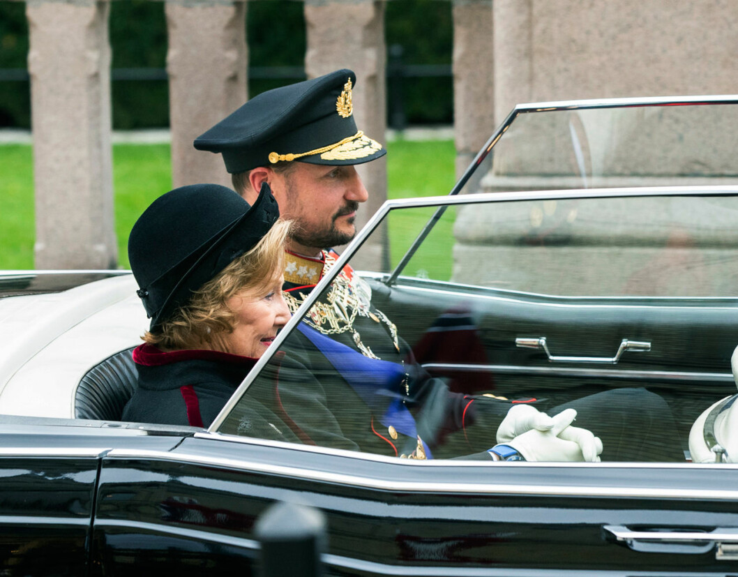 Mor och son anlände i öppen limousin: Kungafamiljens Lincoln Continental. Kronprins Haakon Drottning Sonja Stortinget