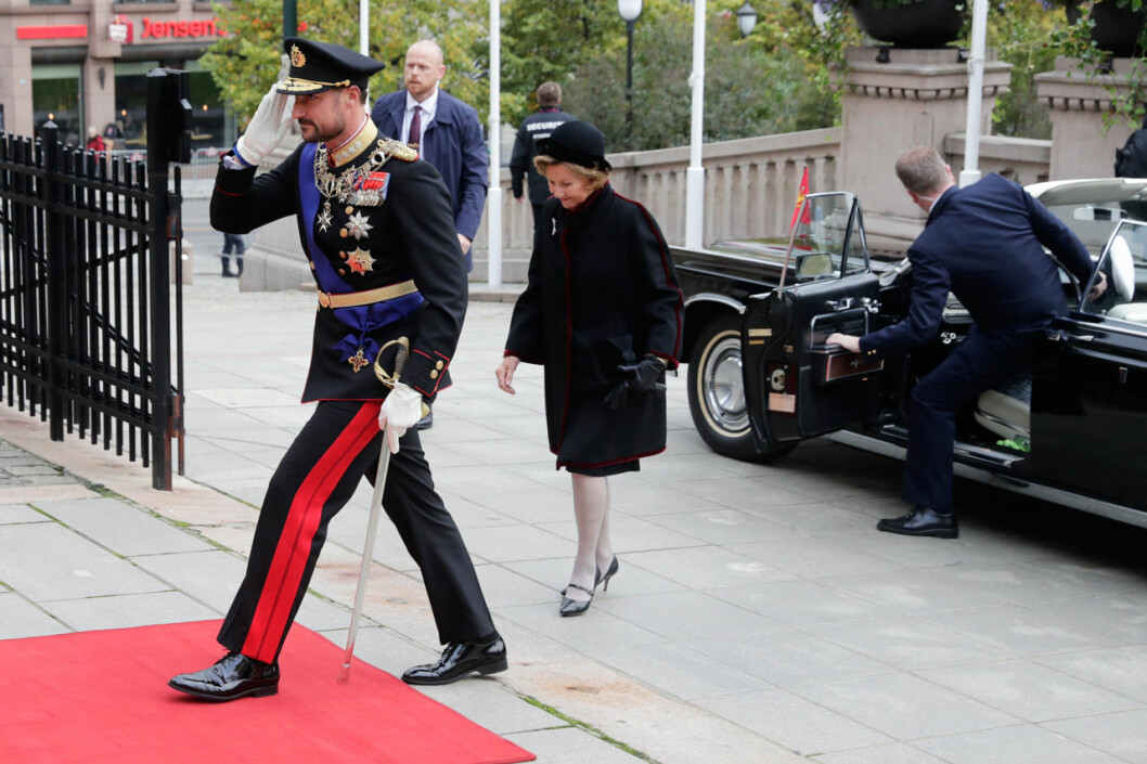 Haakon kom ensam med mamma Sonja. Kronprins Haakon Drottning Sonja Stortinget