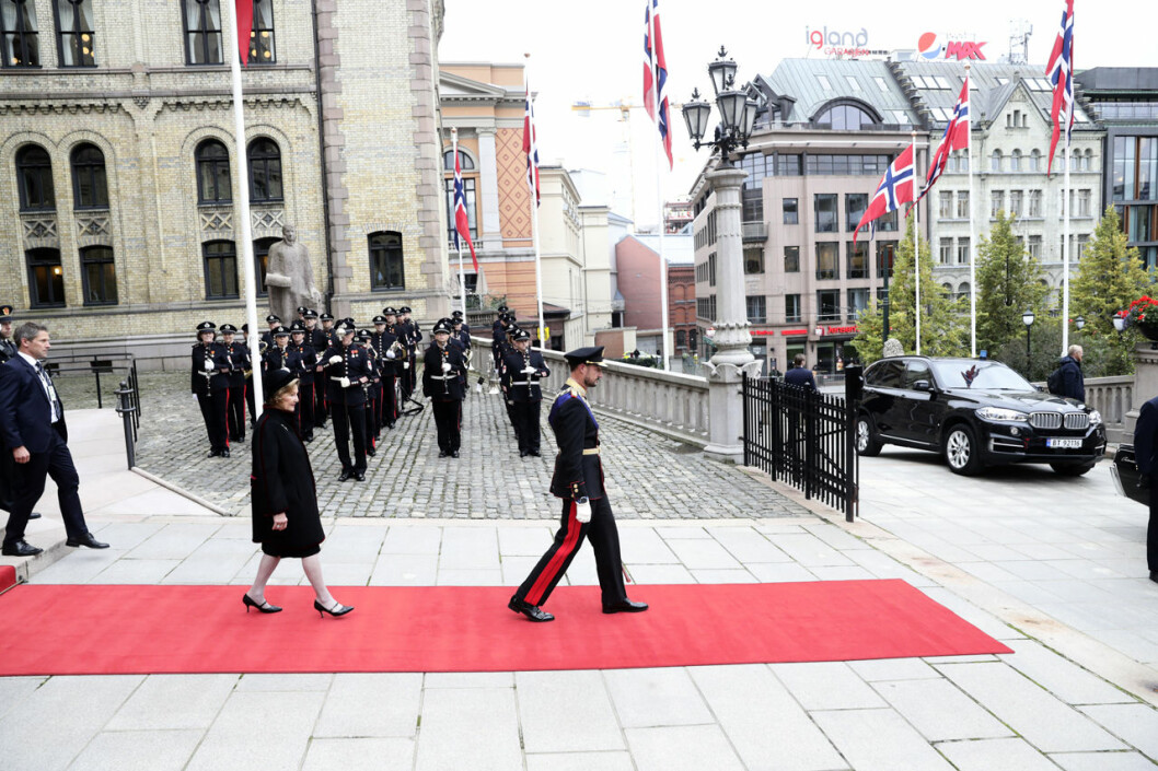 En decimerad kungafamilj. Kronprins Haakon Drottning Sonja Stortinget
