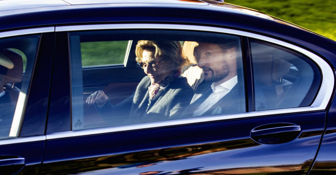 Drottning Sonja och kronprins Haakon i en bil som lämnar Rikshospitalet där kung Haakon låg inne efter en hjärtklaffsoperation