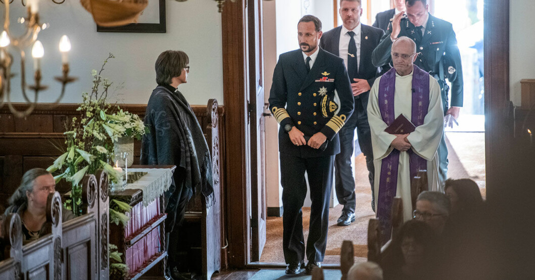 Prins Haakon hedrade krigshjälten Joachim Rønneberg på begravning