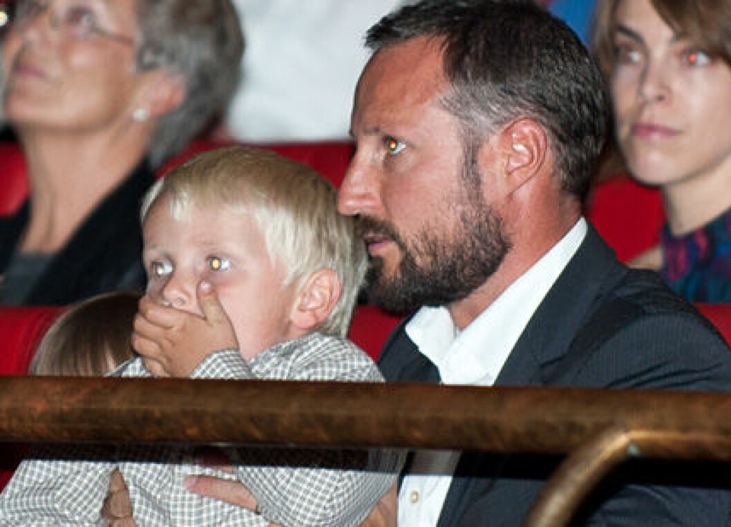 Prins Sverre Magnus satt tryggt i pappa kronprins Haakons knä.