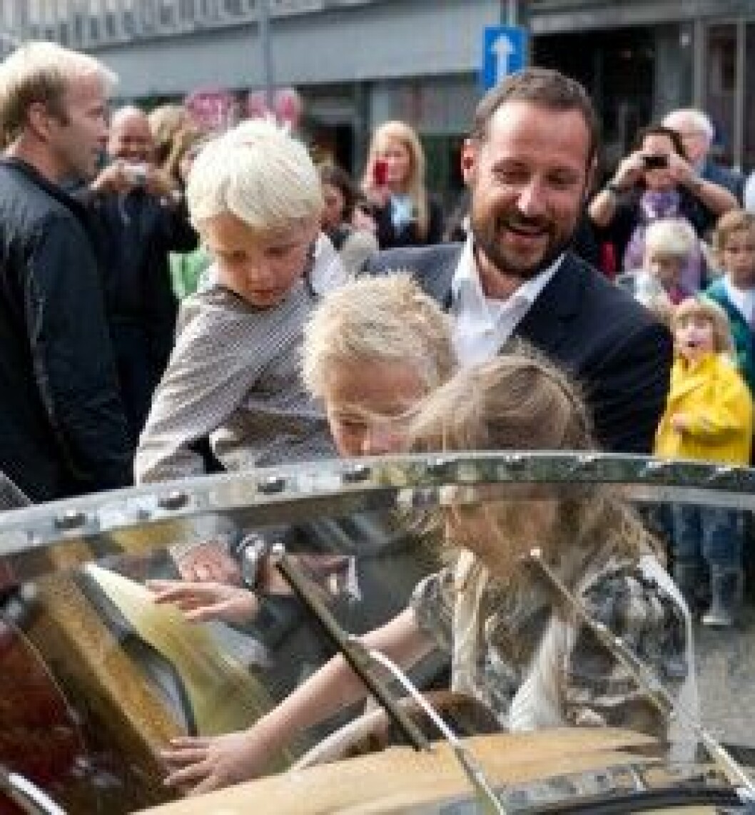Prinsessan Ingrid Alexadra, Marius och prins Sverre Magnus tittar nyfiken på racerbilen Il Tempo Gigante. Prinsessan Ingrid Alexadra, Marius och prins Sverre Magnus tittar nyfiken på racerbilen Il Tempo Gigante.