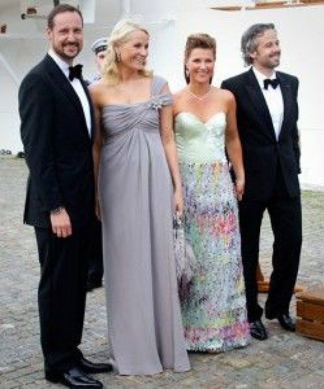 Haakon, Mette-Marit, Märtha Louise och Ari gjorde succé med sitt spex. Haakon, Mette-Marit, Märtha Louise och Ari gjorde succé med sitt spex.