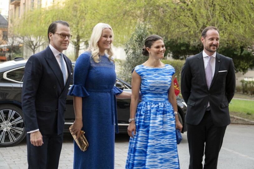 Haakon och Mette-Marit med sina svenska motsvarigheter, kronprinsessan Victoria och prins Daniel tidigare i år! Haakon och Mette-Marit med kronprinsessan Victoria och prins Daniel tidigare i år!