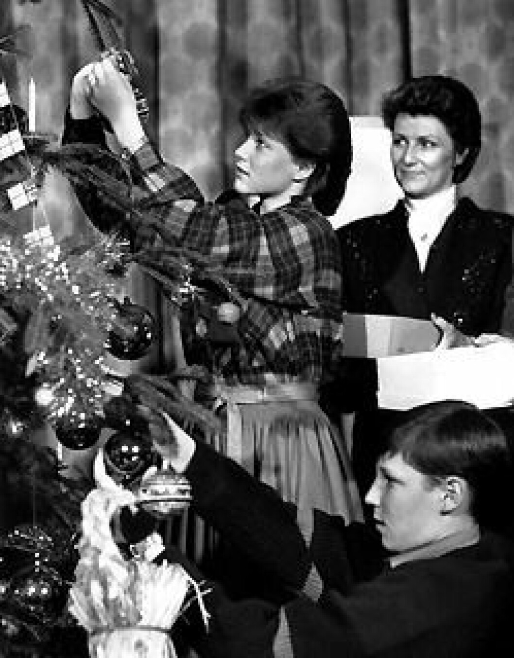 Det var då... 1985 på Skaugum och Haakon och Märtha Louise pyntar granen.