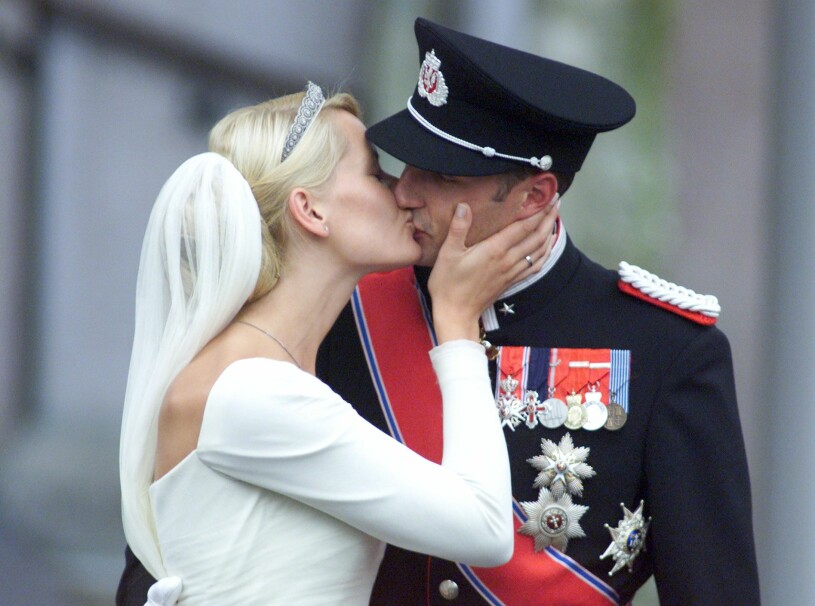 Kronprinsparet Haakon och Mette-Marit på det sagolika bröllopet 2001.