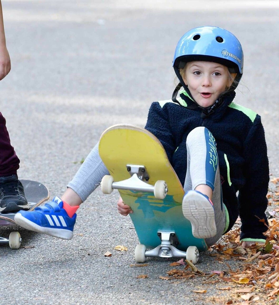Visst syns det att hon älskade det här. Prinsessan Estelle åker skateboard under Gen Pep-dagen i Hagaparken.