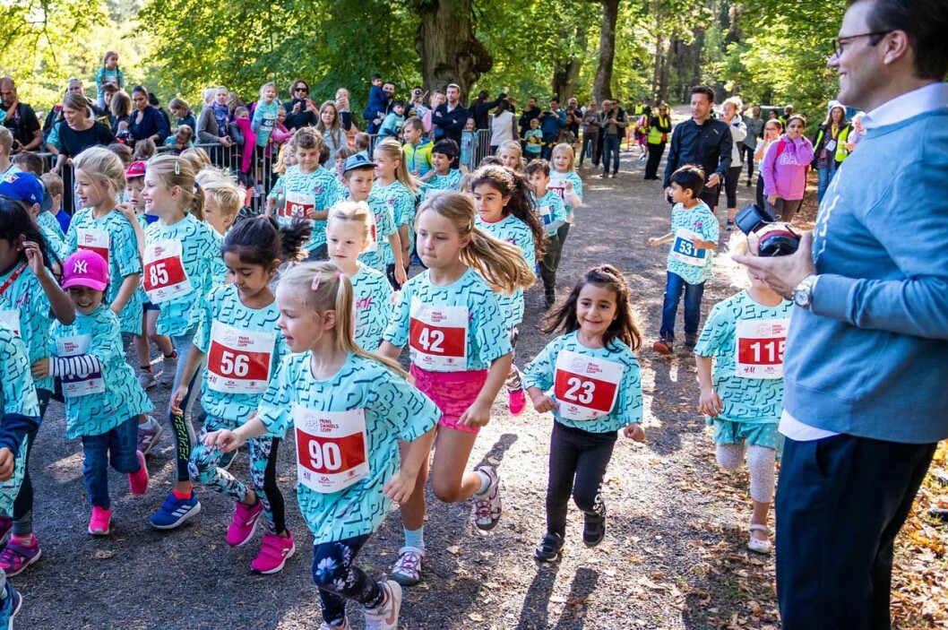 Titta till vänster så ser du prinsessan Estelle, med startnummer 85. Prinsessan Estelle springer i Prins Daniels lopp under Gen Pep-dagen i Hagaparken.