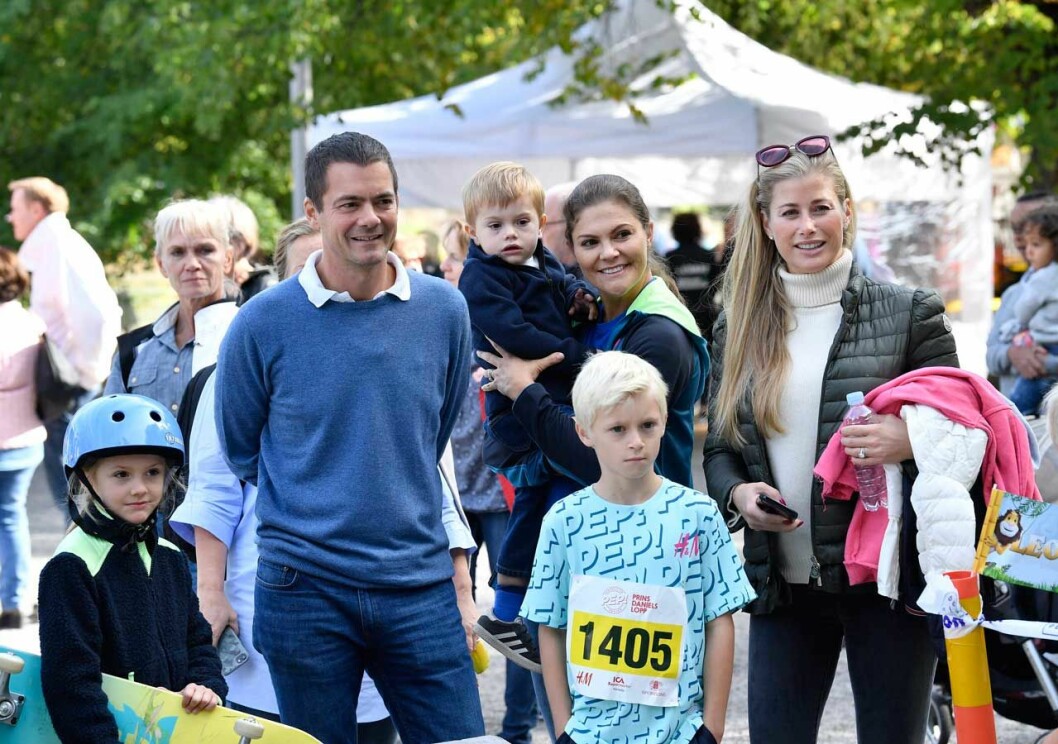 Victoria fick sällskap av flera av sina vänner, här Peder Dinkelspiel och Elinor Tham. Kronprinsessan Victoria fick sällskap av flera av sina vänner under Gen Pep-dagen i Hagaparken, här Peder Dinkelspiel och Elinor Tham.