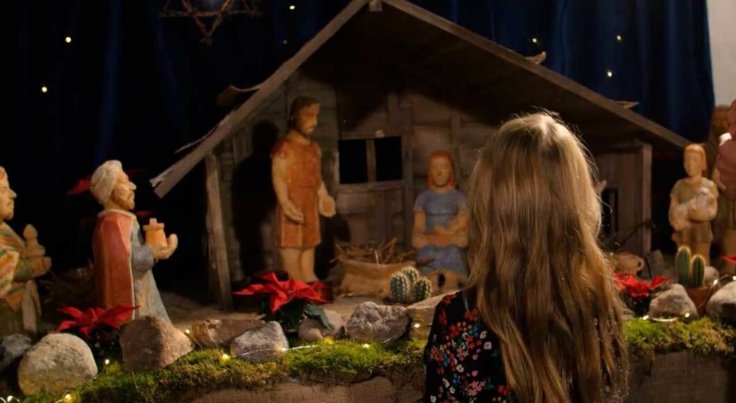 På julafton är det samling framför en annan julkrubba – på Drottningholm. Prinsessan Estelle i hovets julfilm från Katarina kyrka.