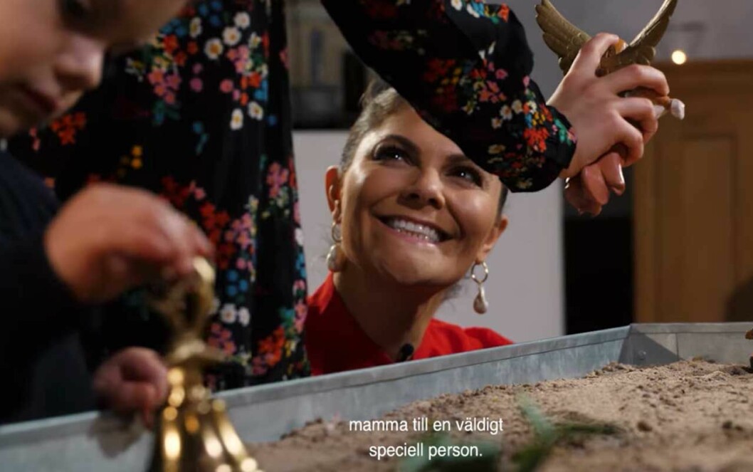 ”Mamma till en väldigt speciell person” – ja det måste man säga! Kronprinsessan Victoria i hovets julfilm från Katarina kyrka.