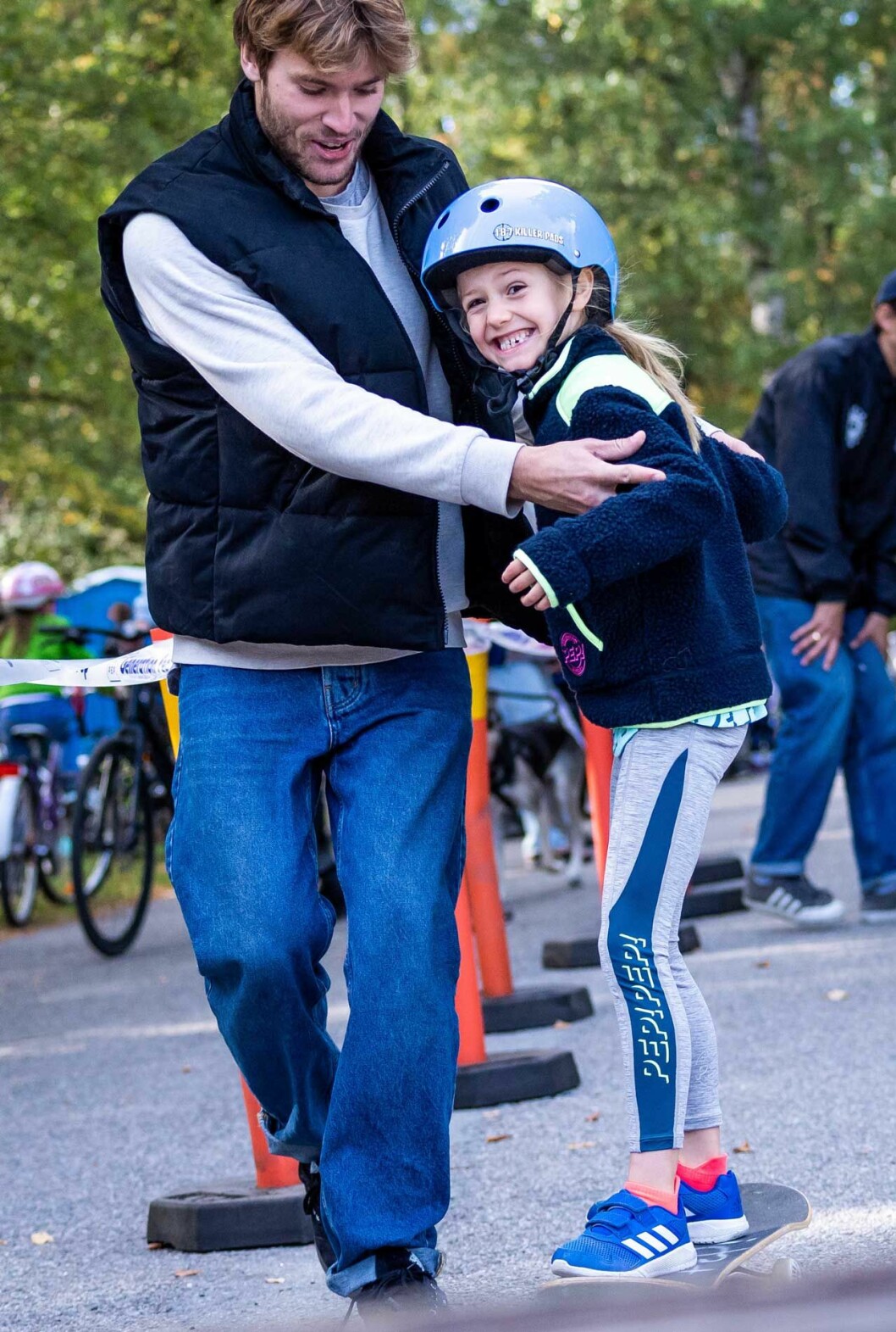 Prinsessan Estelle sken som en sol när hon fick hjälp att rulla upp på skateboardrampen… Prinsessan Estelle sken som en sol när hon fick pröva på att åka skateboard under Gen Pep-dagen i Hagaparken.
