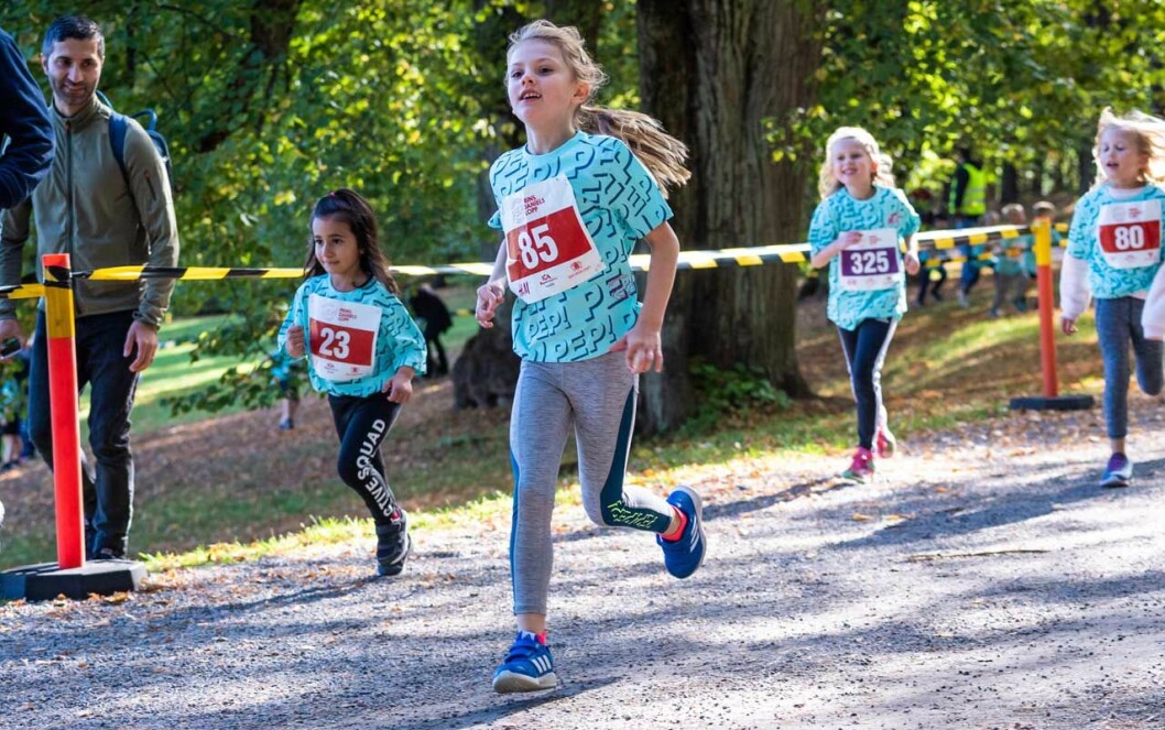 En liten kunglig debutant kommer spurtande. Det här var ju första gången som prinsessan Estelle, 6, var med. Det var första gången som prinsessan Estelle sprang Prins Daniels lopp i Hagaparken.