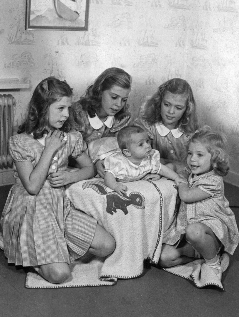 Syskonskaran samlad! Från vänster Désirée, Margaretha, Carl Gustaf, Birgitta och Christina. Hagasessorna med sin bror, kungen. Désirée, Margaretha, Carl Gustaf, Birgitta och Christina.