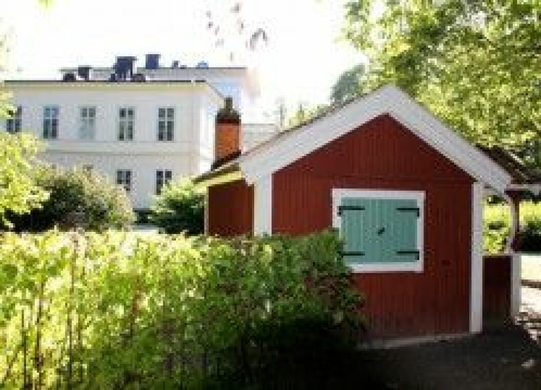 Haga Slott med Hagasessornas gamla lekstuga i förgrunden. Haga Slott med Hagasessornas gamla lekstuga i förgrunden.