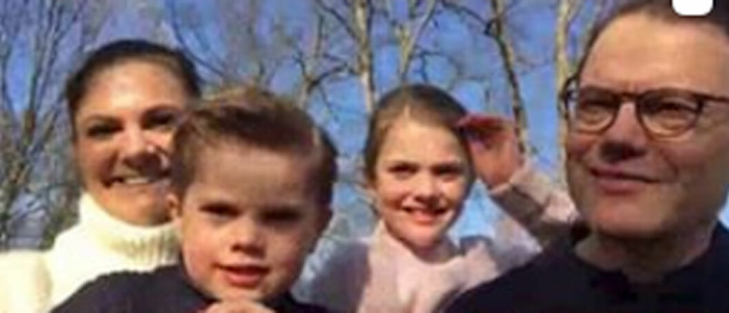 Estelle och Oscar fick sjunga för morfar via datorn. Kronprinsessan Victoria och prins Daniel med prinsessan Estelle och prins Oscar.