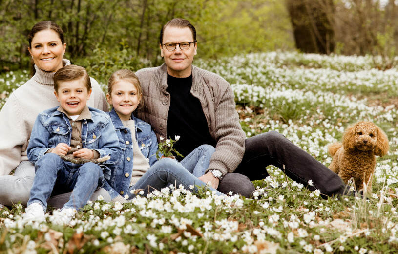 Kronprinsessfamiljen fotograferade vid Haga slott, maj 2021. Kronprinsessan Victoria Prins Daniel Prins Oscar Prinsessan Estelle Hunden Rio Hagaparken 2021