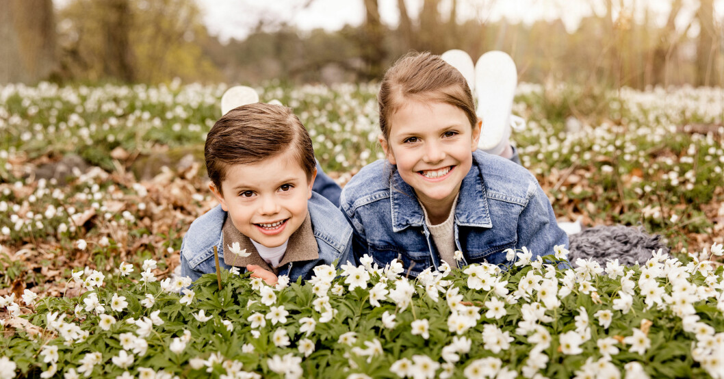 Kronprinsessfamiljen fotograferade vid Haga slott, maj 2021. Prinsessan Estelle och Prins Oscar njuter av vårvädret! estelle oscar