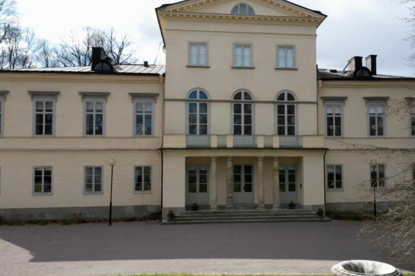 42 rum stora Haga slott. Ungefär hälften av rummen används för representation. Haga slott Året med kungafamiljen 2020 SVT