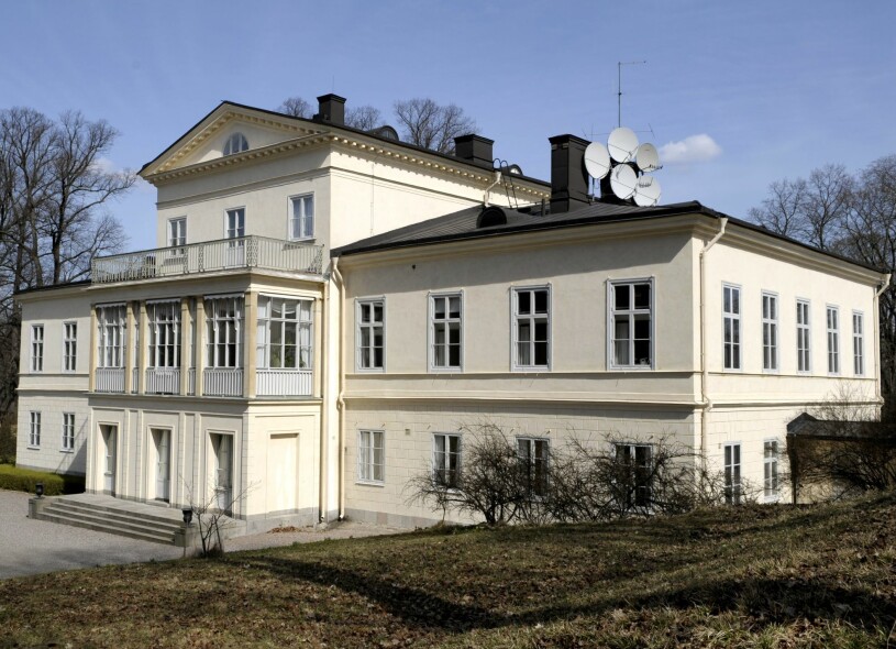 Lika stort som åtta vanliga villor – fast ändå inte så slottigt. Familjens privata del vetter hit, åt trädgårdssidan. Haga slott exteriör