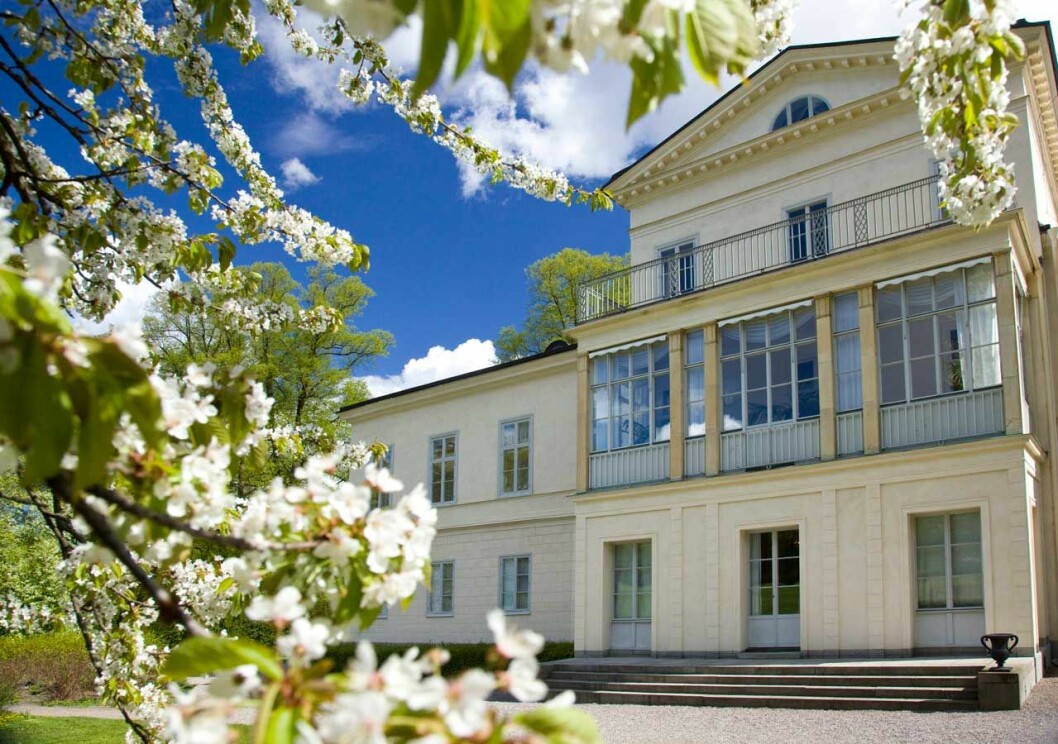 Haga i vårskrud. Haga slott på våren.