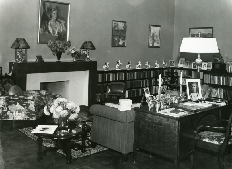 Victorias och Daniels bibliotek, alias kungens pappas skrivrum, som det såg ut på 1930-talet. ”I dag ska vi ju ha det ljust och fräscht, men det skulle man inte då. Då skulle det vara ombonat och mörkt och kännas varmt och trevligt, och det gjorde det också” säger prinsessan Christina i dokumentären. Haga slott så såg det ut på 1930-talet