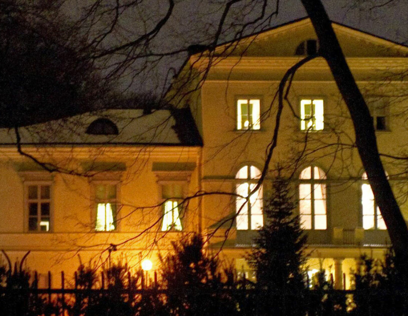 Det lyser inbjudande i de höga salongsfönstren på Haga slott. Vem skulle inte vilja gå på middag där! Haga slott
