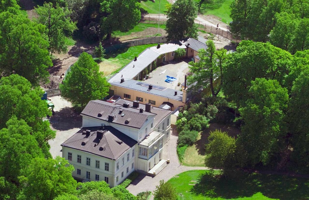 Branden startade i den här ekonomibyggnaden vid sidan av slottet. Branden startade i den här ekonomibyggnaden vid sidan av Haga slott.