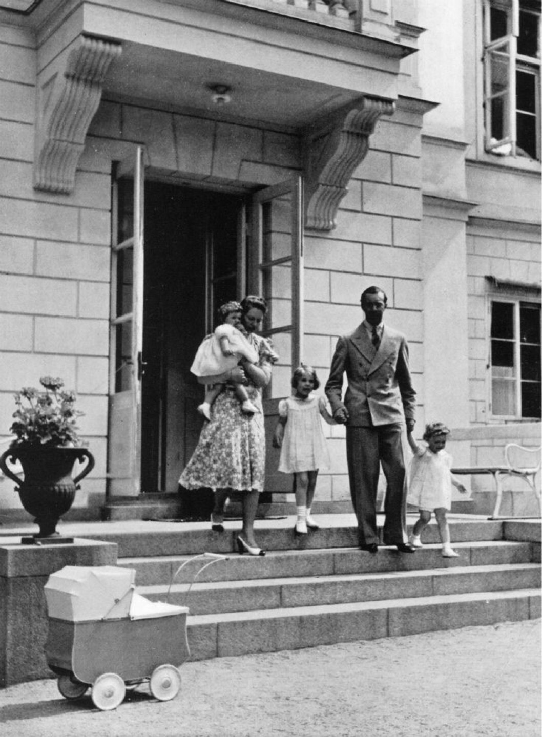 Prinsessan Sibylla och prins Gustaf Adolf på Haga slott med tre av barnen. Hagasessorna3