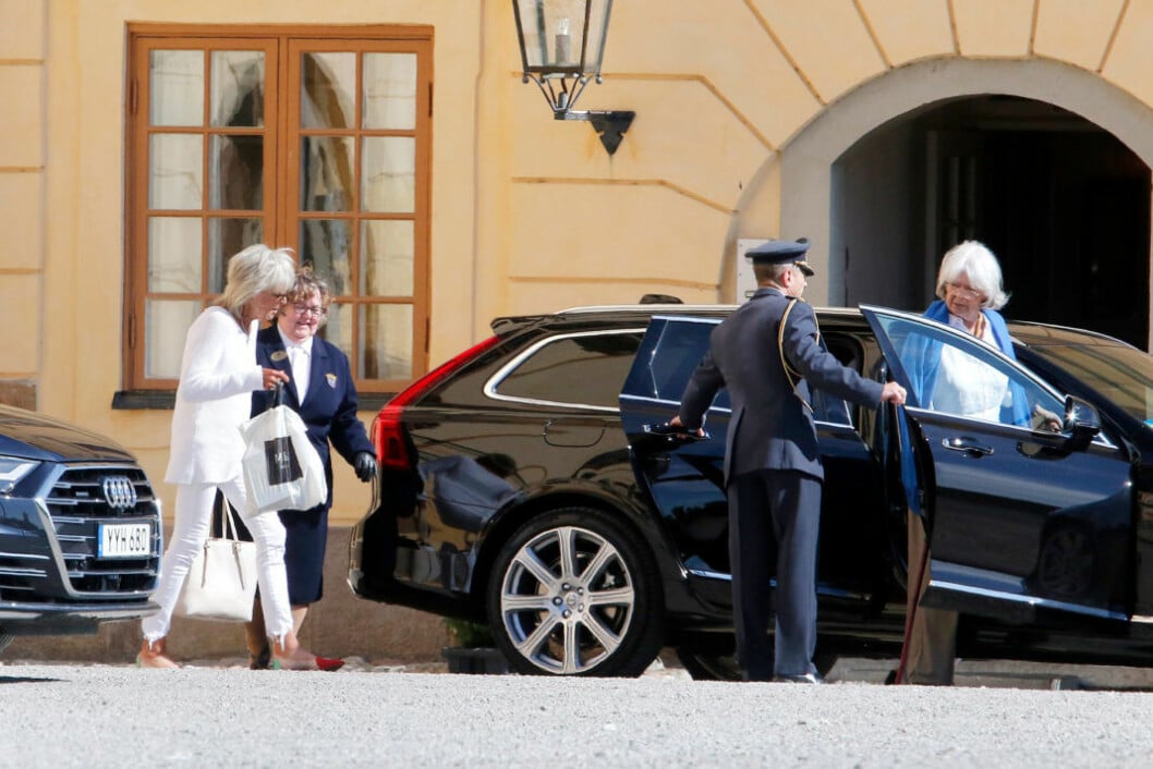 Hagasessorna Birgitta och Margaretha på väg mot festen. Prinsessan Désirée fyllde egentligen redan förra lördagen, men då var hon i Venedig tillsammans med sin familj. Hagasessorna kliver in i en svart Volvo vid Drottningholm slott