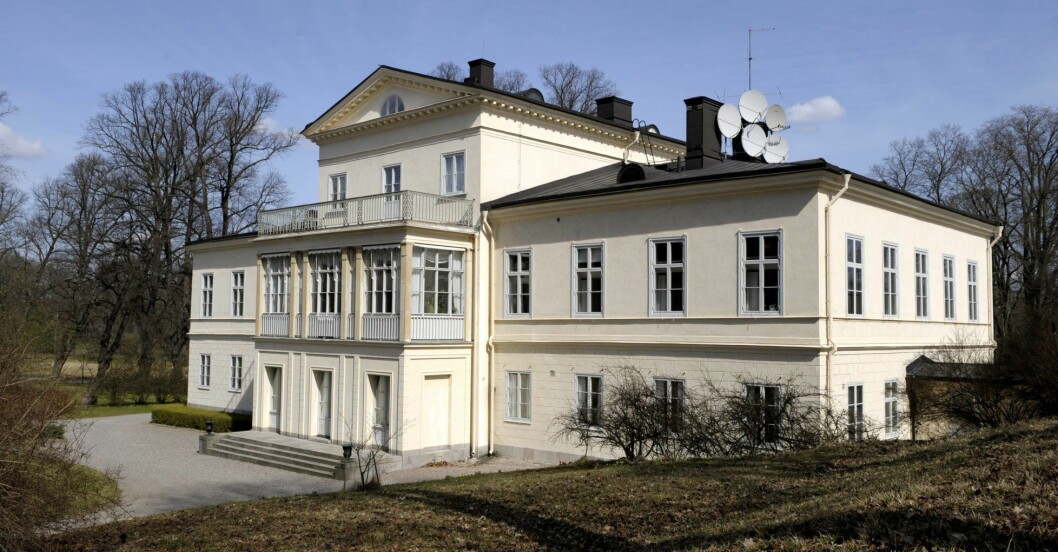 Haga slott i vårsolen. Haga slott