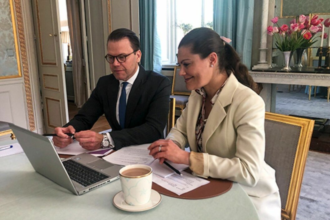 Victoria och Daniel mitt i ett möte – och kronprinsessan passar på att dricka sitt eftermiddagste! kronprinsessa victoria haga
