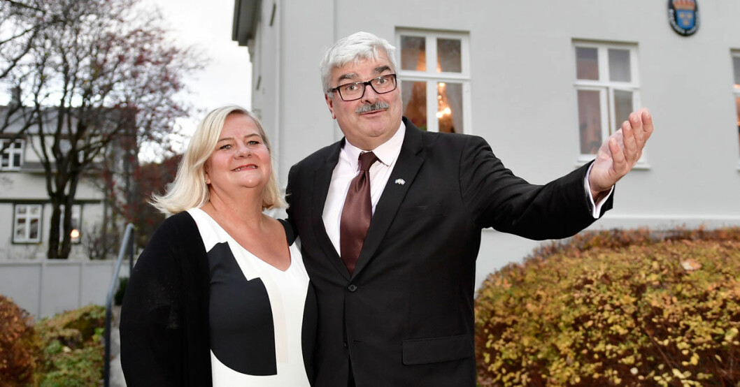 Håkan och Åsa Juholt framför residenset i Reykjavik.