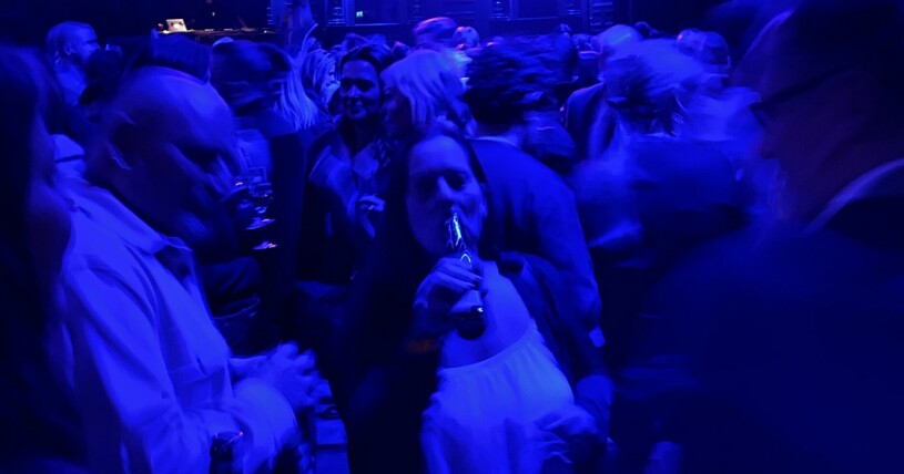 Håkan Hemlin dansar med okända kärleken – glädjen var uppenbar och paret lyste på efterfesten! Håkan Hemlin