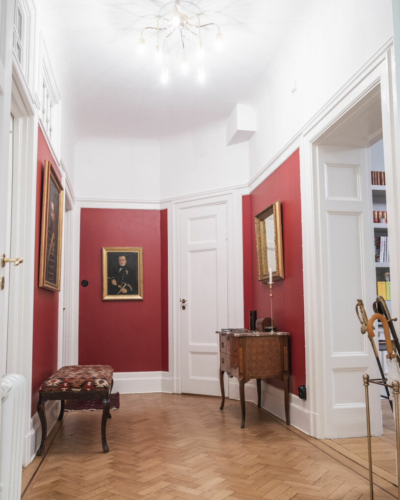 Det är minst sagt ordning och reda i den vackra hallen. Allt ryms bakom generösa garderober. Hallen med högt i tak hemma hos fredrik af klercker