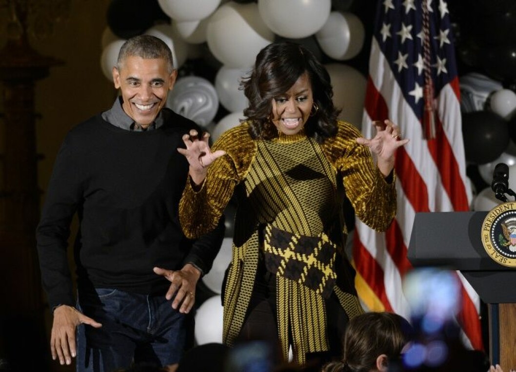 U.S. President Obama and first lady Michelle Obama hand out treats during a Halloweenat the White House - DC
