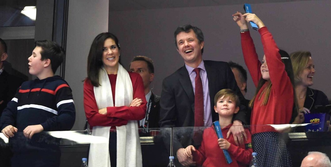 Glada miner från kronprinsessan Mary, kronprins Frederik och prins Christian, prinsessan Isabella och prins Vincent under handbolls-VM