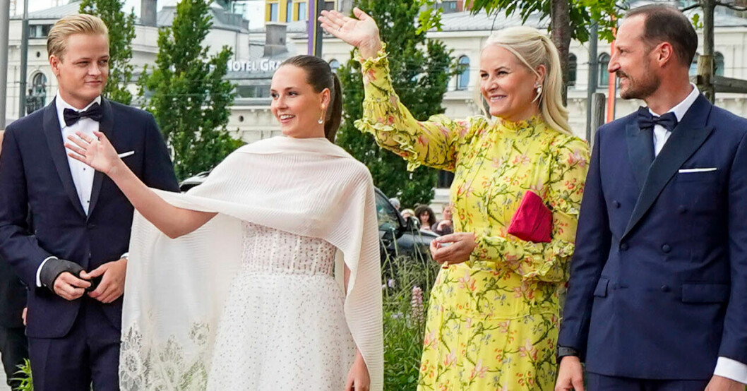 Delar av kungafamiljen påväg in till middagen på Deichman Bjørvika. Marius Borg Høiby, prinsessan Ingrid Alexandra, kronprinsessan Mette-Marit och Haakon av Norge