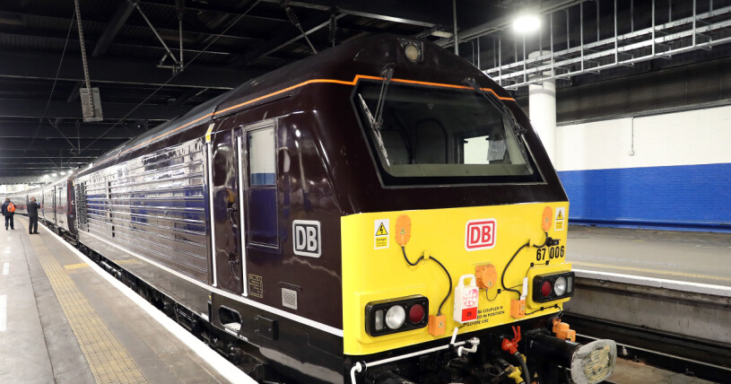 Här anländer drottningens tåg i London, redo att transportera prins William och Kate.