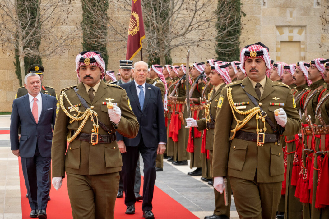 Kung Harald och kung Abdullah inspekterar hedersvakten i Al Husseiniya-palatset. Kung Harald och kung Abdullah inspekterar hedersvakten i palatset i Amman.