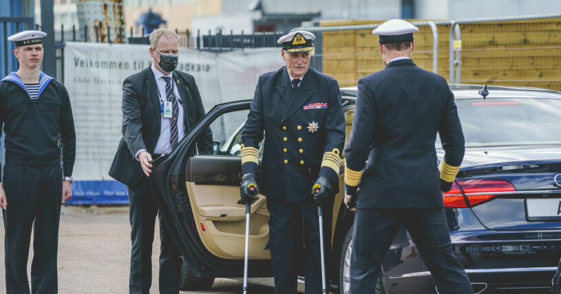 Kung Harald tillbaka på jobbet, dessvärre med kryckor Kung Harald med kryckor