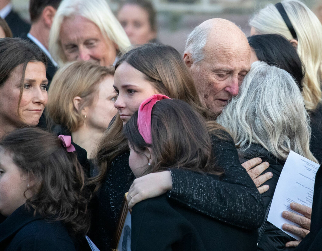 Hans tre barnbarn har mist sin pappa. Och han har en dotter som behöver stöd. Inte så konstigt att det blivit för mycket för kung Harald. Kung Harald blir tröstad under Ari Behns begravning.