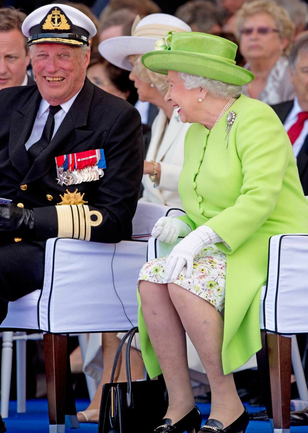 Drottning Elizabeth med sin kära släkting kung Harald. Drottning Elizabeth med sin kära släkting kung Harald.