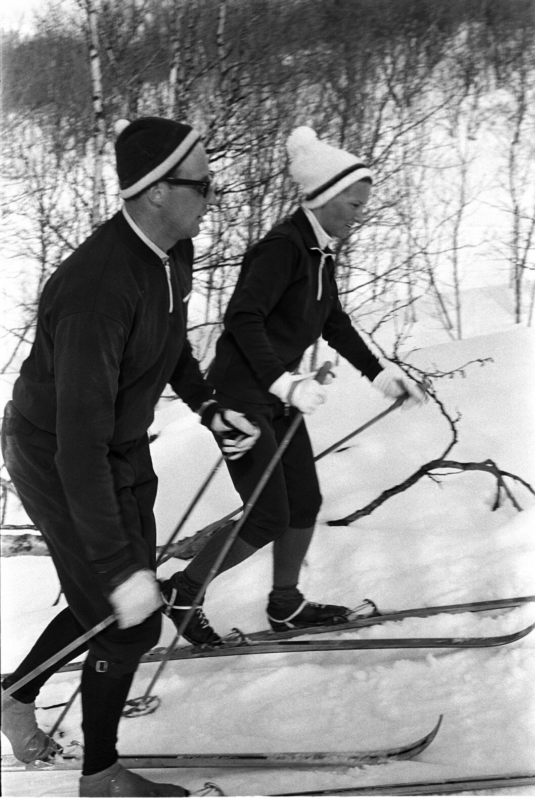 Harald och Sonja under en skidsemester, strax efter att deras förlovning offentliggjordes. Harald och Sonja åker skidor
