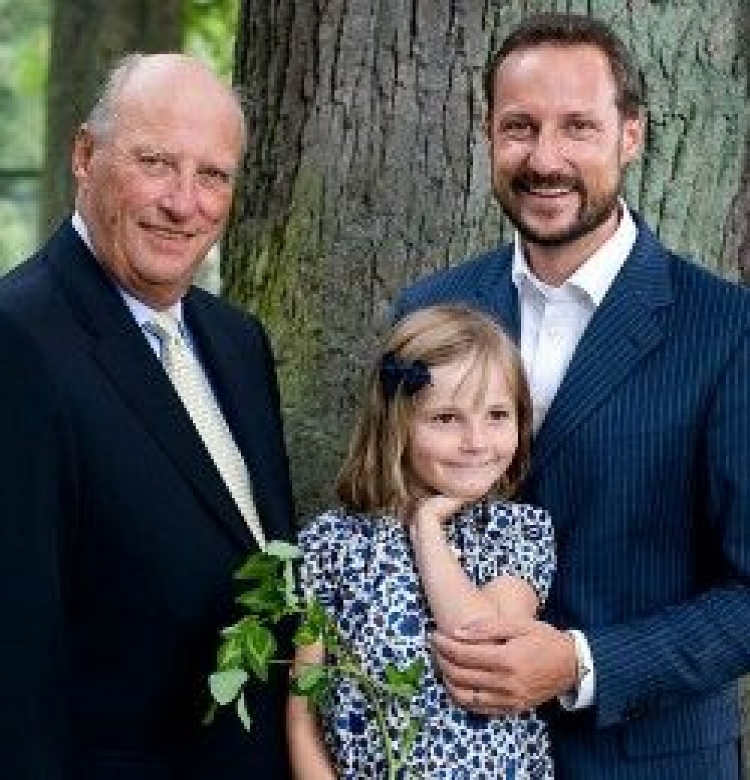 Prinsessan Ingrid Alexandra tillsammans med farfar kung Harald och pappa kronprins Haakon. Prinsessan Ingrid Alexandra tillsammans med farfar kung Harald och pappa kronprins Haakon.