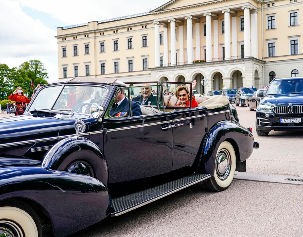 Norges kungapar i en öppen bil – det är vi inte vana vid att se! harald sonja 17 maj