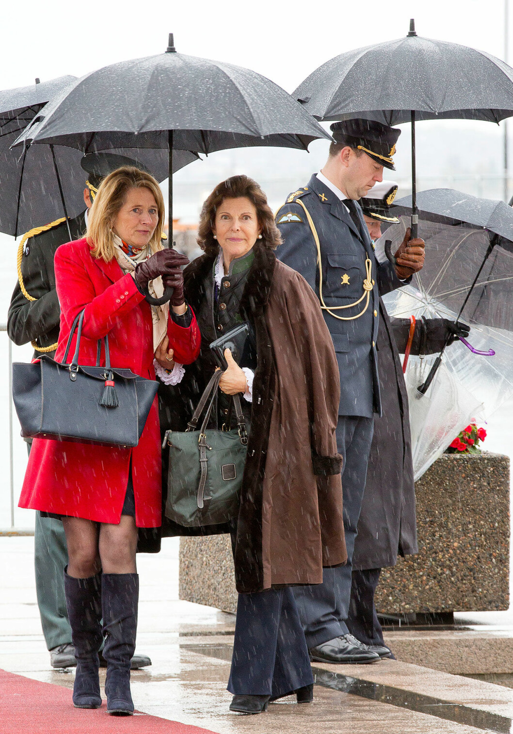 Drottning Silvia och Harriet Bredelius tillsammans i Oslo den 10 maj 2017, när de lämnade det norska kungaskeppet i samband med kung Harald och drottning Sonjas 80-åriga födelsedag. Harriet Bredelius