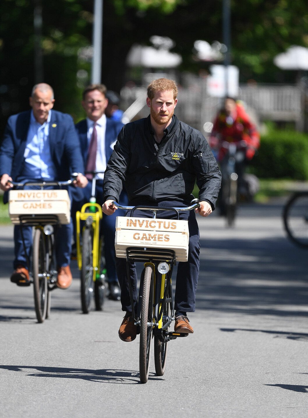 Prins Harry cyklar i Haag