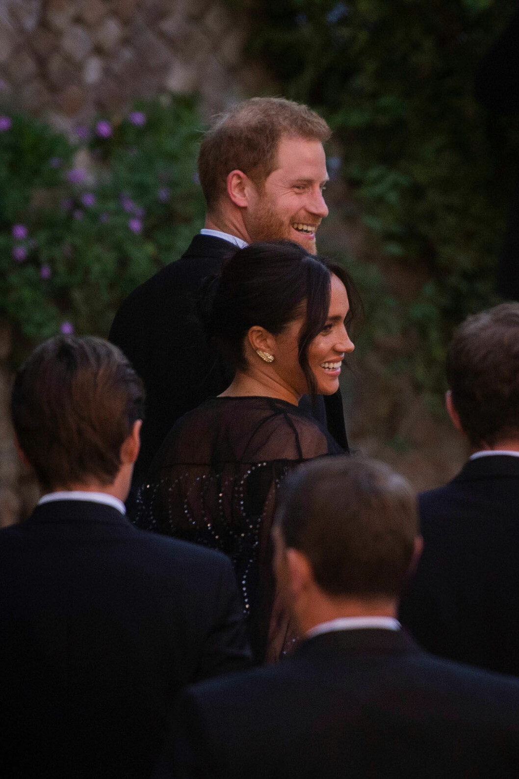 Prins Harry och Meghan såg otroligt avslappnade och glada ut när de anlände till vännens bröllop. Prins Harry och Meghan